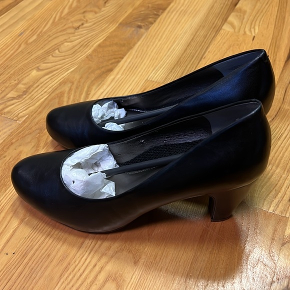 NWOT Easyspirit Anti- Gravity Black Heels. - Picture 4 of 7